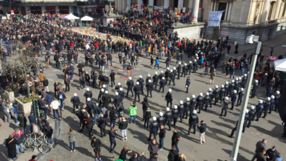 Confrontos entre polícia e elementos acusados de serem de extrema-direita na zona da Bolsa em Bruxelas