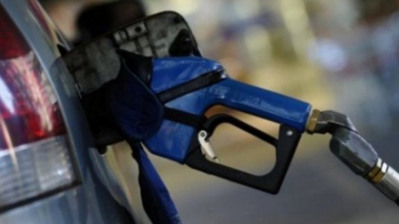 Preço dos combustíveis vai descer duas vezes na próxima semana