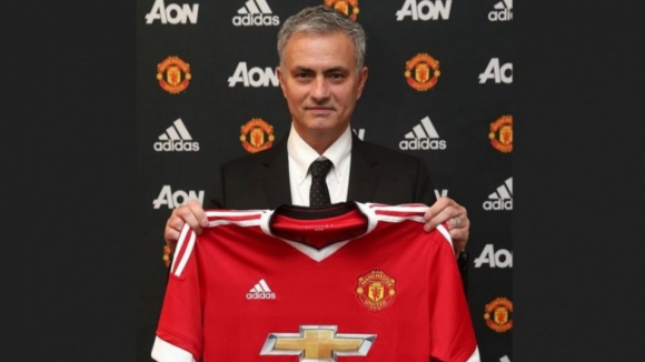 Manchester United confirma José Mourinho com contrato por três anos