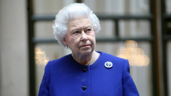"Ainda estou viva", diz rainha de Inglaterra em visita à Irlanda do Norte