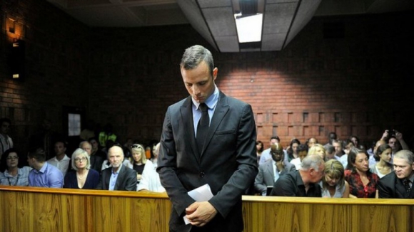 Atleta sul-africano Oscar Pistorius condenado a seis anos de prisão