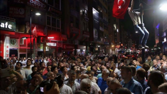 Turquia: 90 mortos, mais de 1.150 feridos, segundo novo balanço, rendem-se 200 'rebeldes'