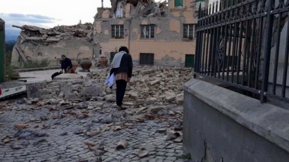 Sobe para 73 número de mortos no sismo em Itália