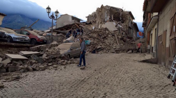 Primeiro-ministro italiano confirma 120 mortes no sismo