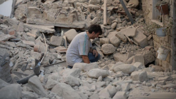 Sobe para 247 número de mortos no sismo em Itália