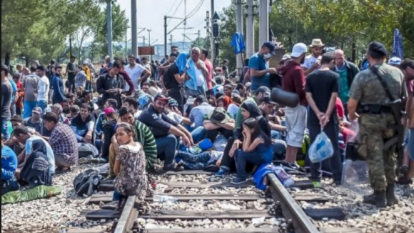 Entrada de refugiados na Hungria barrada por mais um muro