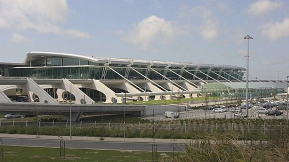 Greve dos seguranças nos aeroportos com 80% de adesão em Lisboa e mais de 50% no Porto