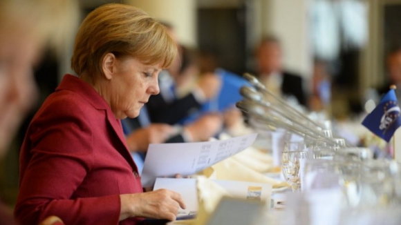 Merkel diz que União Europeia está numa "situação crítica"