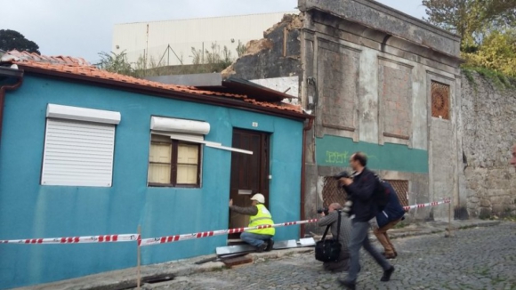 Derrocada de casa abandonada no Porto deixa mulher encurralada