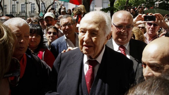 Mário Soares: Uma figura central na construção da democracia portuguesa