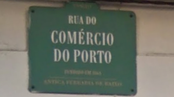 Rua do Comércio do Porto encerrada devido a buraco na via