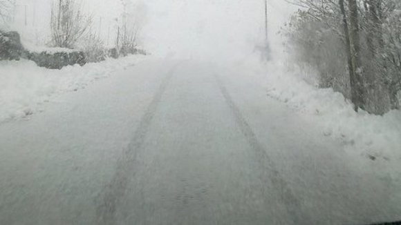 Estrada Nacional 321 e estrada municipal 553 em Viseu cortadas devido à neve