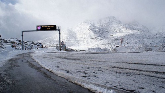Quase todos os troços da Serra da Estrela estão encerrados devido à neve