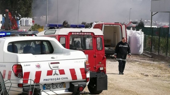 Noventa e cinco bombeiros combatem incêndio em empresa de reciclagem de Tondela