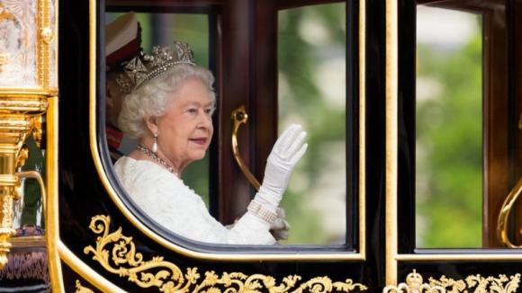 Rainha Isabel II assina lei que permite ativar Brexit