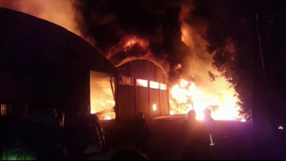 Incêndio está a destruir fábrica de papel J Nunes & Filhos em São Paio de Oleiros