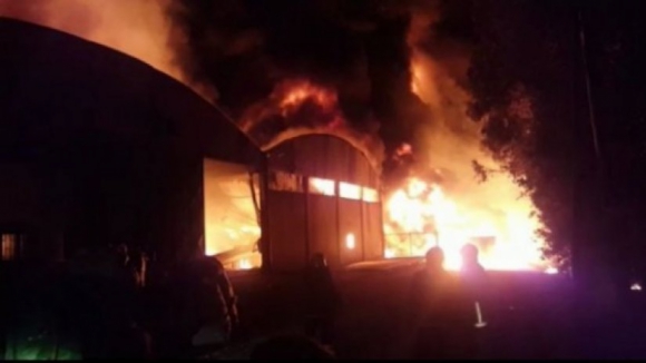 Incêndio em fábrica de papel em Sta Maria da Feira "está a ceder", mas não está dominado