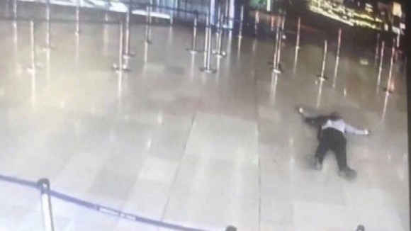 Homem abatido pelas forças da ordem no aeroporto de Orly em Paris