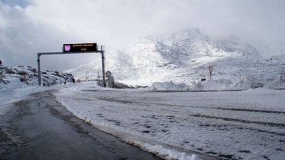 Dez troços cortados ao trânsito na Serra da Estrela devido à queda de neve
