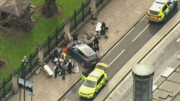 Pelo menos cinco mortos e 40 feridos em Londres. Um português está entre os feridos