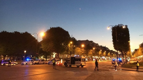 Um polícia morto e um ferido em tiroteio nos Campos Elísios, Paris