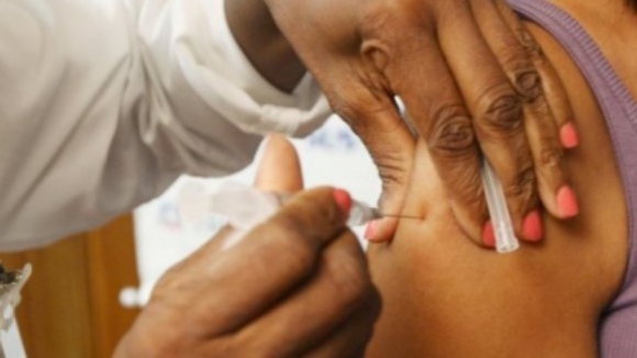 Escolas devem comunicar a delegados de saúde alunos sem vacinas em dia