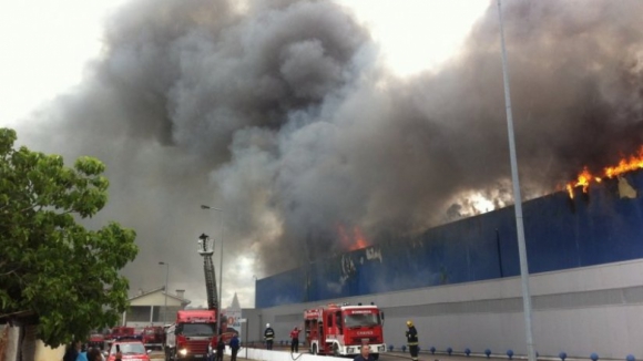 Incêndio está a destruir supermercado em Chaves