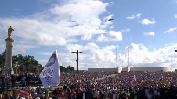 Helicóptero com Francisco sobrevoou o santuário de Fátima, peregrinos aplaudiram