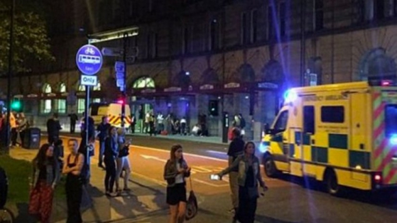 Polícia de Manchester fala em mortos e feridos depois de explosão na Arena onde atuava Ariana Grande