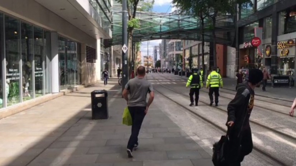 Polícia britânica evacua centro comercial em Manchester. Testemunhas ouviram um forte estrondo
 