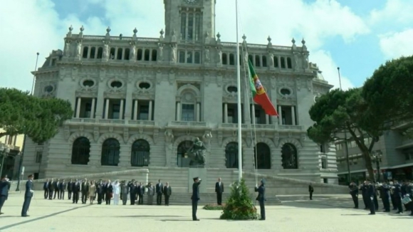 Comemorações oficiais arrancaram no Porto com içar da bandeira nacional