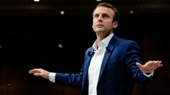 Maioria esmagadora para Macron, abstenção recorde ultrapassa 56%