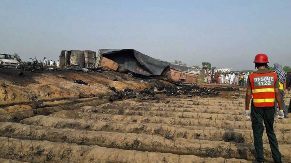 Número de mortos em incêndio de camião cisterna no Paquistão sobe para 129