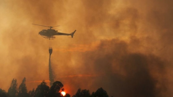 Dois helicópteros reforçam o combate às chamas em Alijó