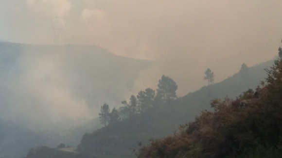 211 operacionais combatem chamas em Tondela, distrito de Viseu