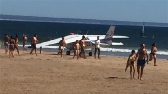 Dois mortos em aterragem de avioneta em praia da Costa de Caparica