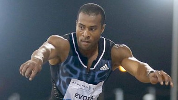 Nelson Évora conquista bronze no triplo salto nos Mundiais de atletismo, em Londres