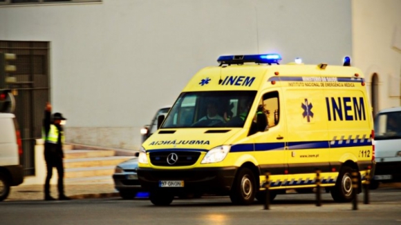 Fogo chega a casas em Folgosa, Santo Tirso, bombeiro hospitalizado