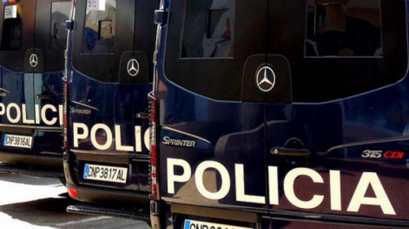 Polícia espanhola na pista de célula composta por 12 pessoas