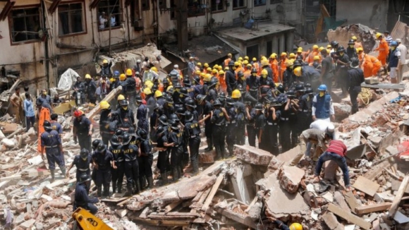 Pelo menos quatro mortos em desabamento de prédio na Índia