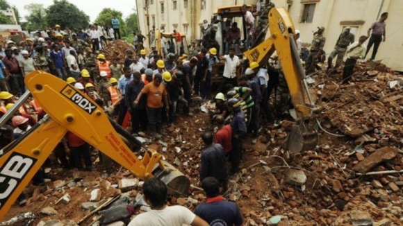Sobe para 33 número de mortos em derrocada de prédio na Índia