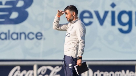 Alex Telles avança na recuperação, mas continua em dúvida no FC Porto