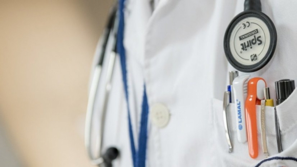 Médicos avançam para greves regionais em outubro e paralisação nacional em novembro