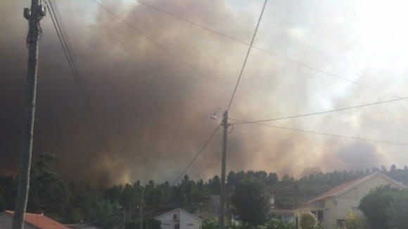 Incêndio com quatro frentes ativas destrói casas e ameaça freguesia em Monção