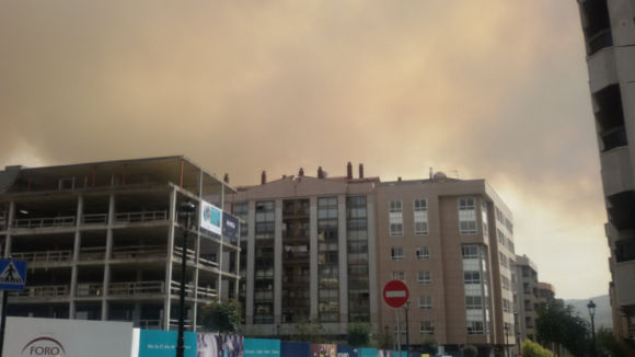 Onze incêndios florestais ativos na Galiza, três ameaçam povoações