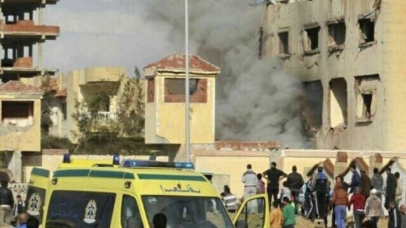 Pelo menos 235 mortos em ataque a mesquita no Egito