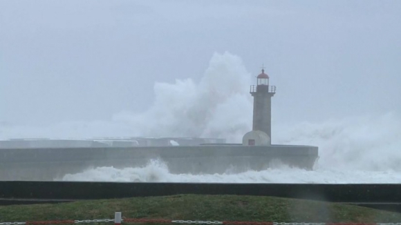 Proteção Civil vai encerrar Avenida Dom Carlos I no Porto devido a agitação marítima