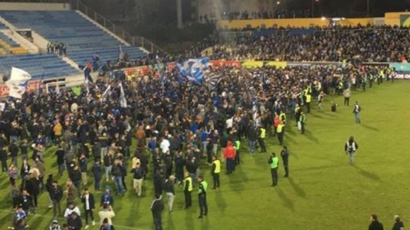 Adeptos do FC Porto enchem relvado aparentemente após problema numa bancada