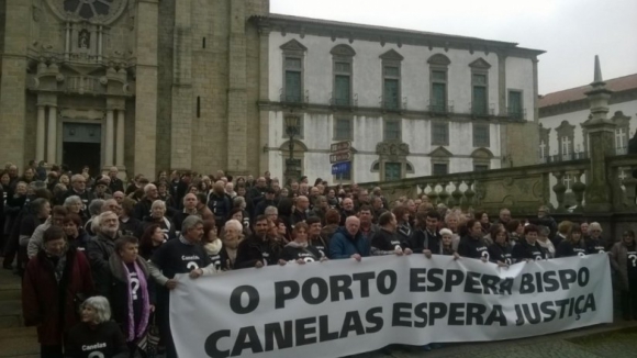 Dezenas de pessoas protestam por justiça para o Padre Roberto de Canelas