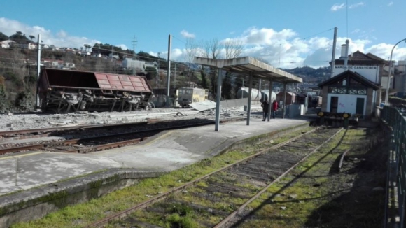 Comboio de mercadorias descarrila em Marco de Canaveses